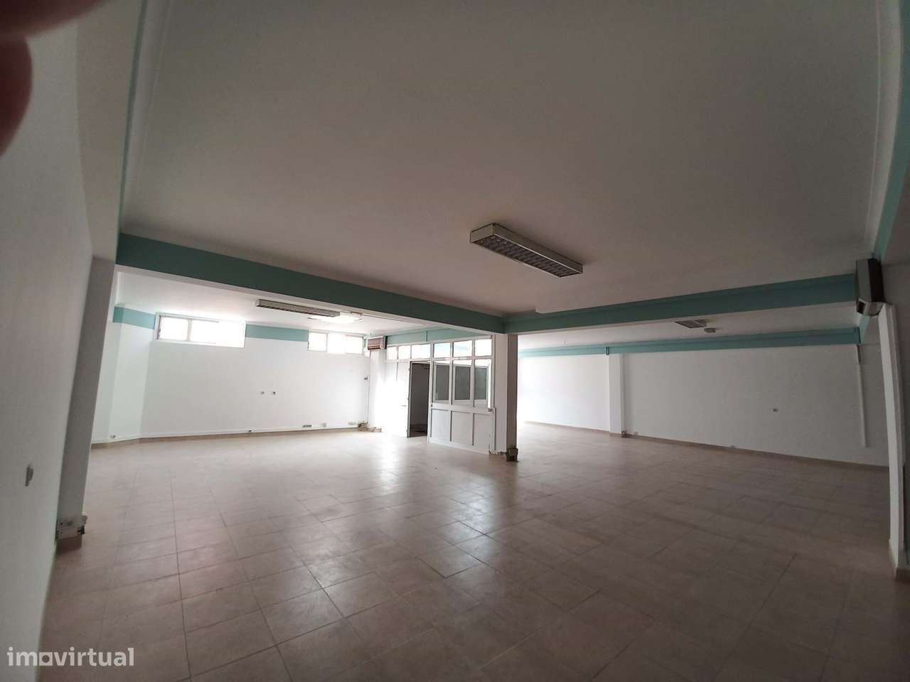 Loja remodelada recente, em edifício moderno, junto Loja do Cidadão do - Grande imagem: 4/17