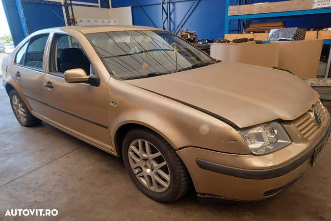 Far dreapta Volkswagen VW Bora 1  [din 1998 pana  2005] seria Sedan 1.4 16V MT (75 hp) - 6