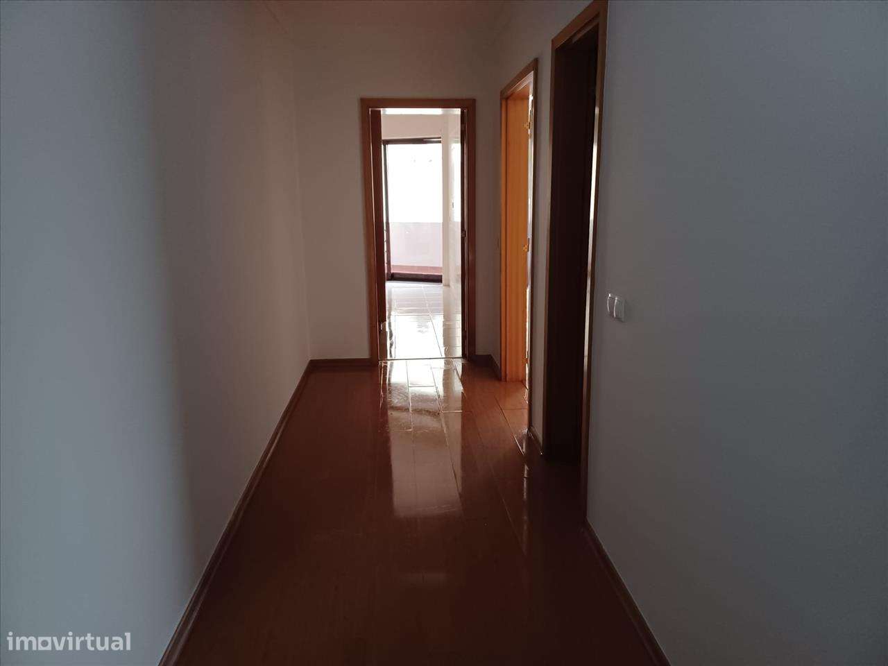 Apartamento T3 com Varanda, Arrecadação e Três Lugares de Parqueamento - Grande imagem: 4/7