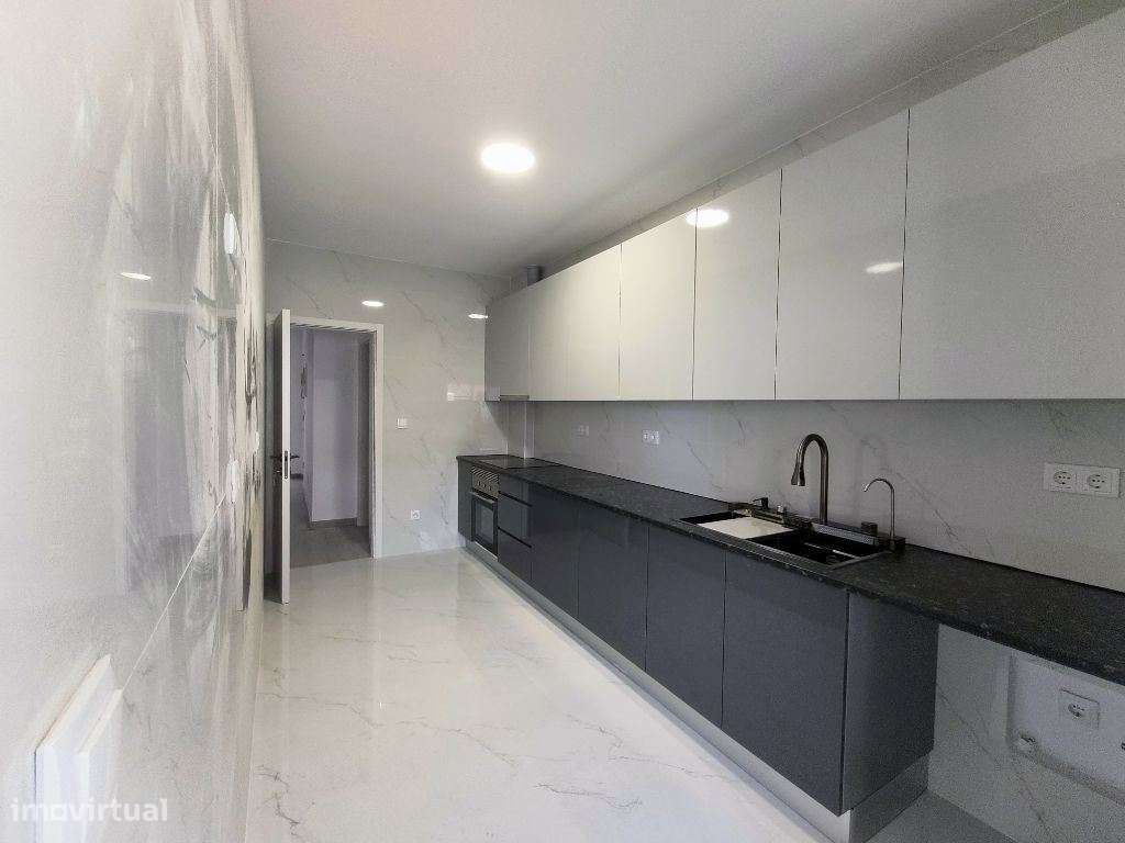 Apartamento T4 totalmente remodelado com suíte, varanda e vista rio...-5