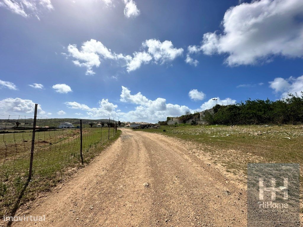 Lote de terreno rústico com 6.540 m2 na Camacha, Porto Santo