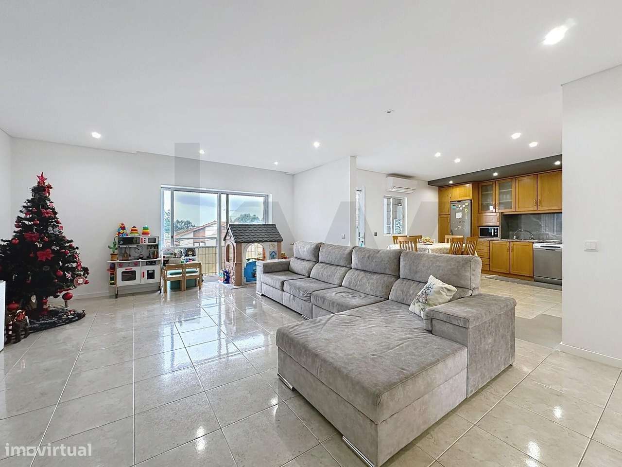 Apartamento T2 c/ Garagem Fechada 2 Carros - 161m2 - Perfeito Estado - - Grande imagem: 1/28