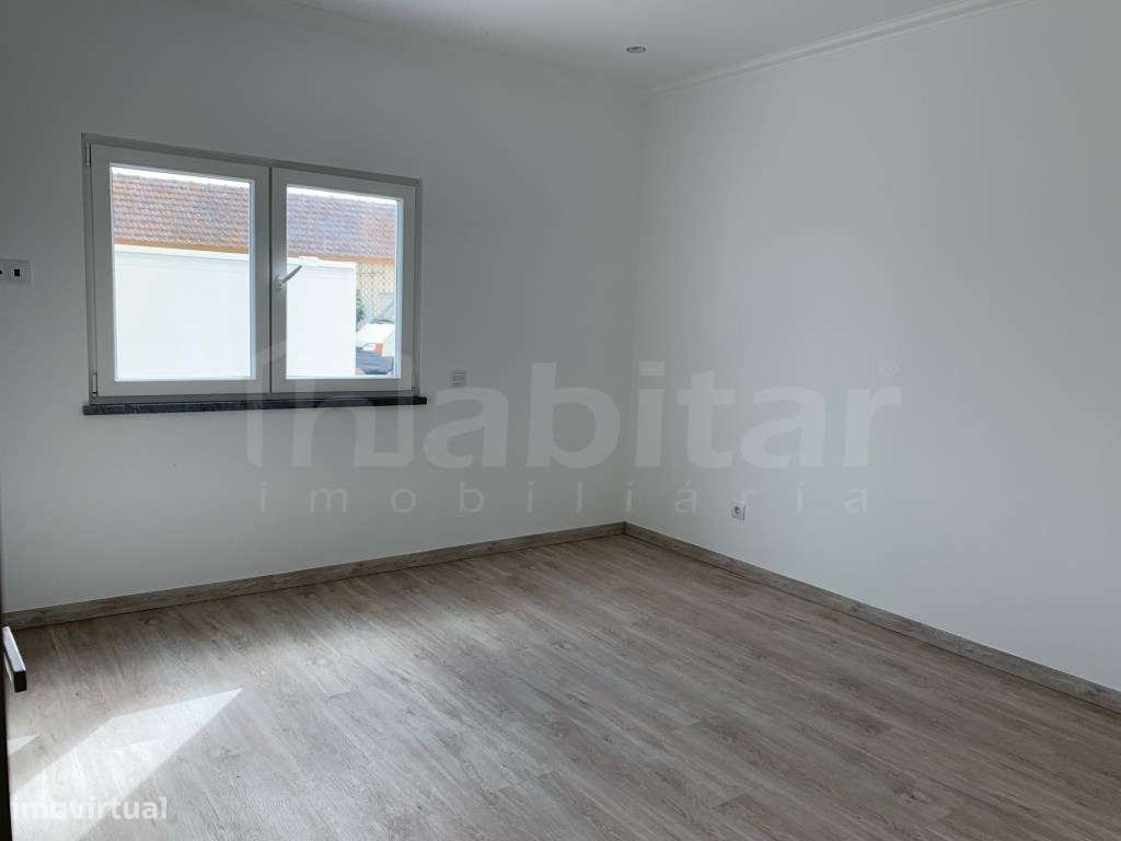 Moradia NOVA com Garagem e Piscina-8