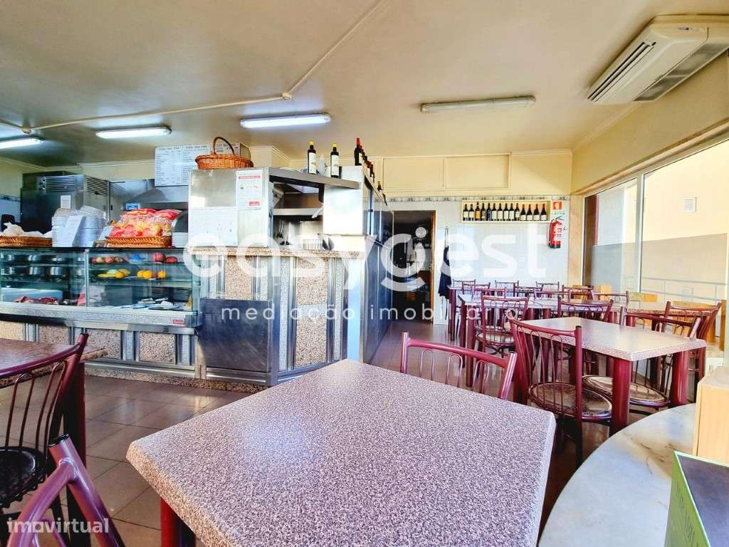 Churrasqueira em Alfragide com sala de refeição e arrecadação - Grande imagem: 3/23