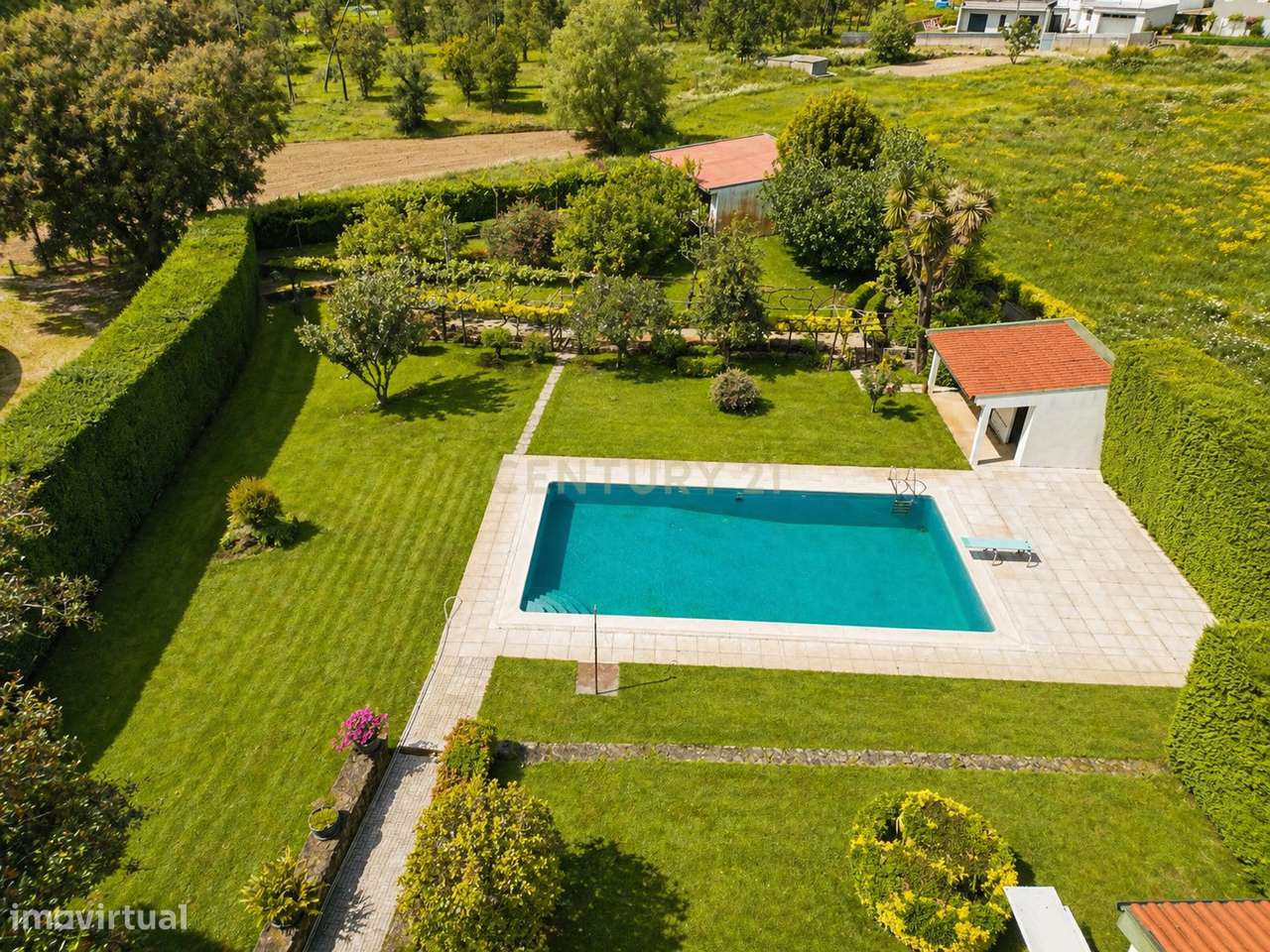 Moradia T3 com excelente privacidade, piscina e grande espaço exterior-30