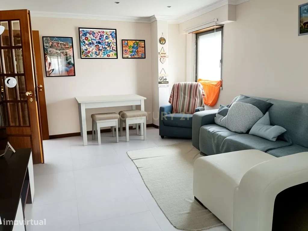 Amadora - Reboleira, apartamento T2 com 94m2, sala com lareira, 2 vara-16