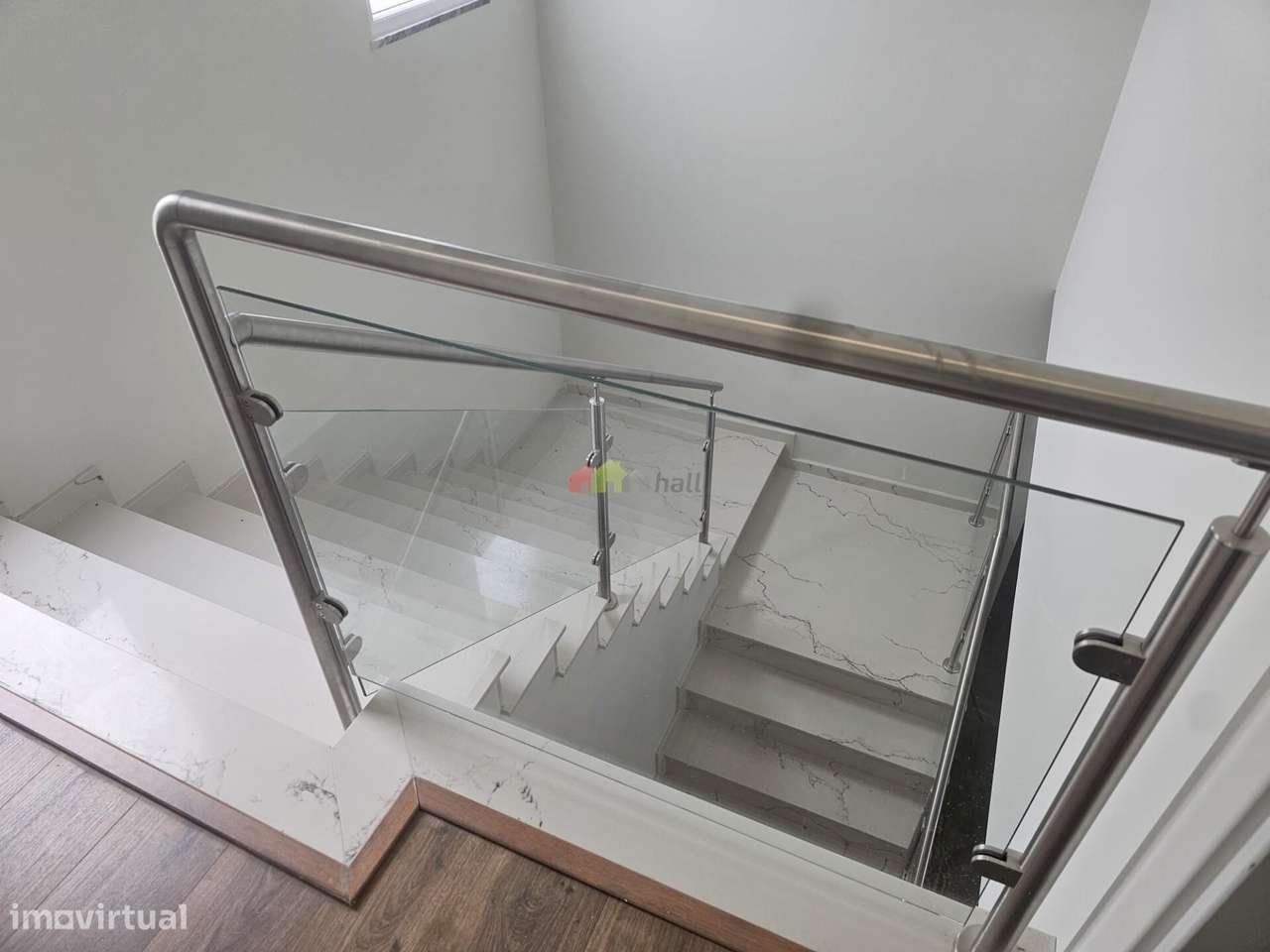 Moradia T5 isolada com 4 suítes, piscina, garagem e jardim - Grande imagem: 4/36