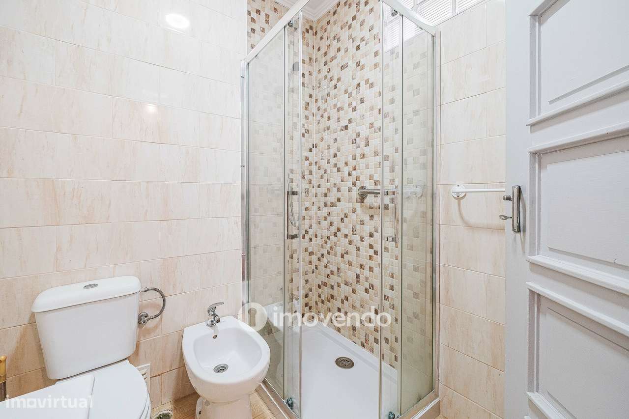 Apartamento T2 com duas varandas, na Graça, em Lisboa-31