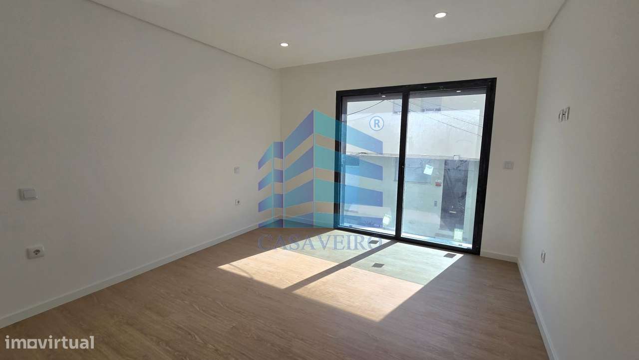 Apartamento T2  com varanda no centro de Esgueira-9