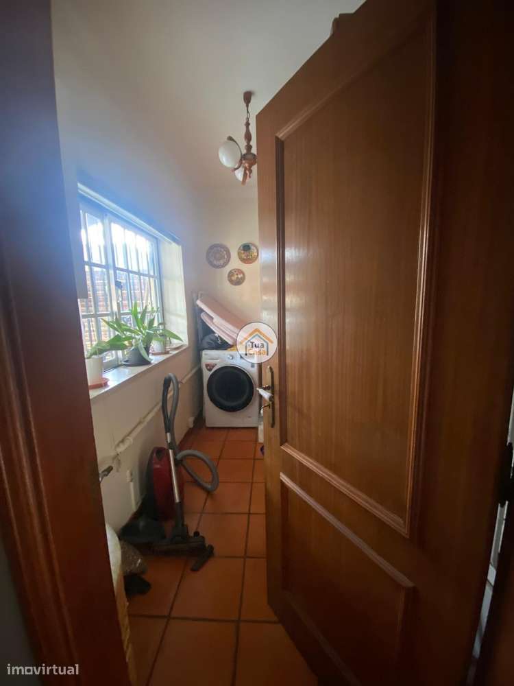 Moradia Geminada  de um dos lados do outro tem entarada e jardim em to-24