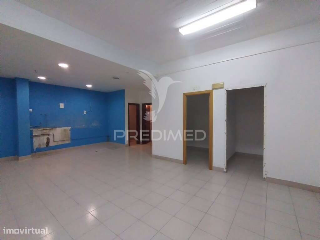 Vende se Loja  com 3 pisos Barreiro-21