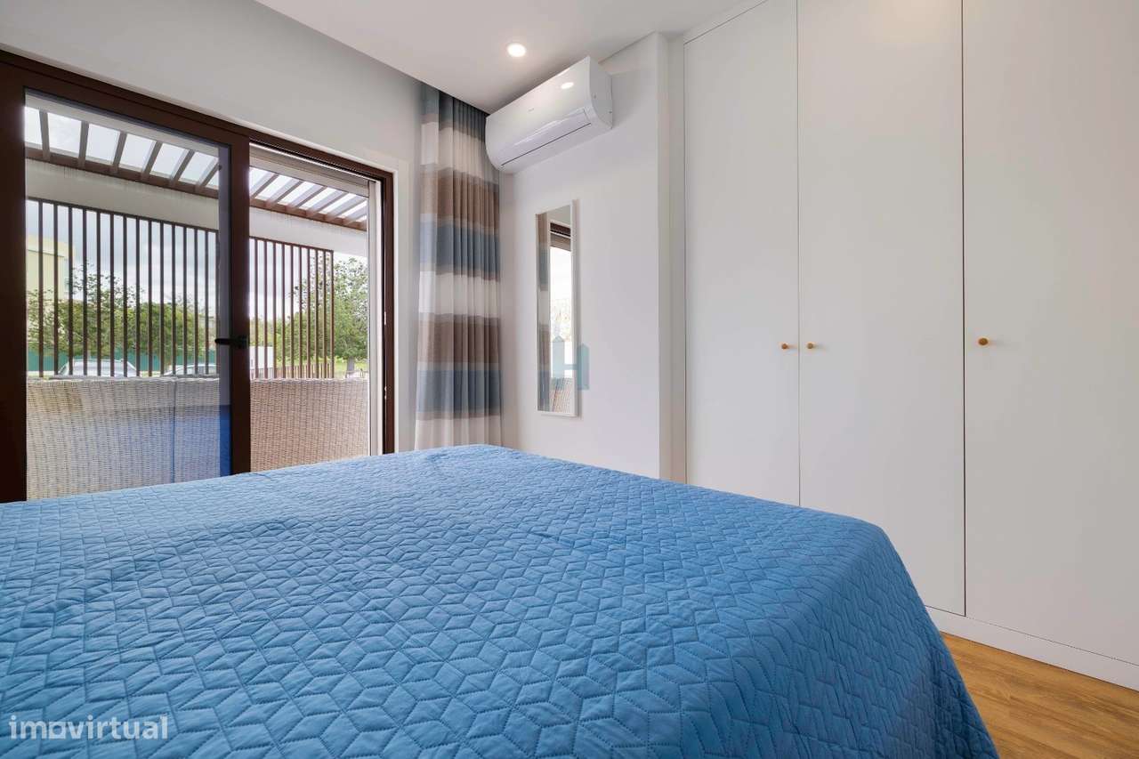 Moradia, semi-nova, com piscina e garagem-9