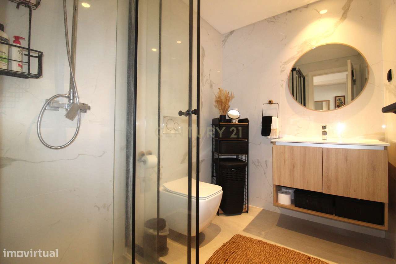 Apartamento T2 Exclusivo com Vista Mar e Localização Privilegiada-18