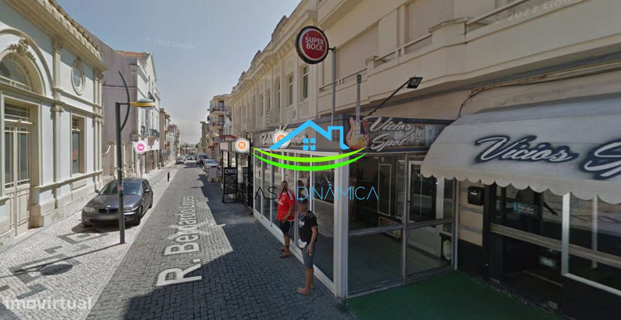 Loja na rua da Liberdade com 2 montras-9