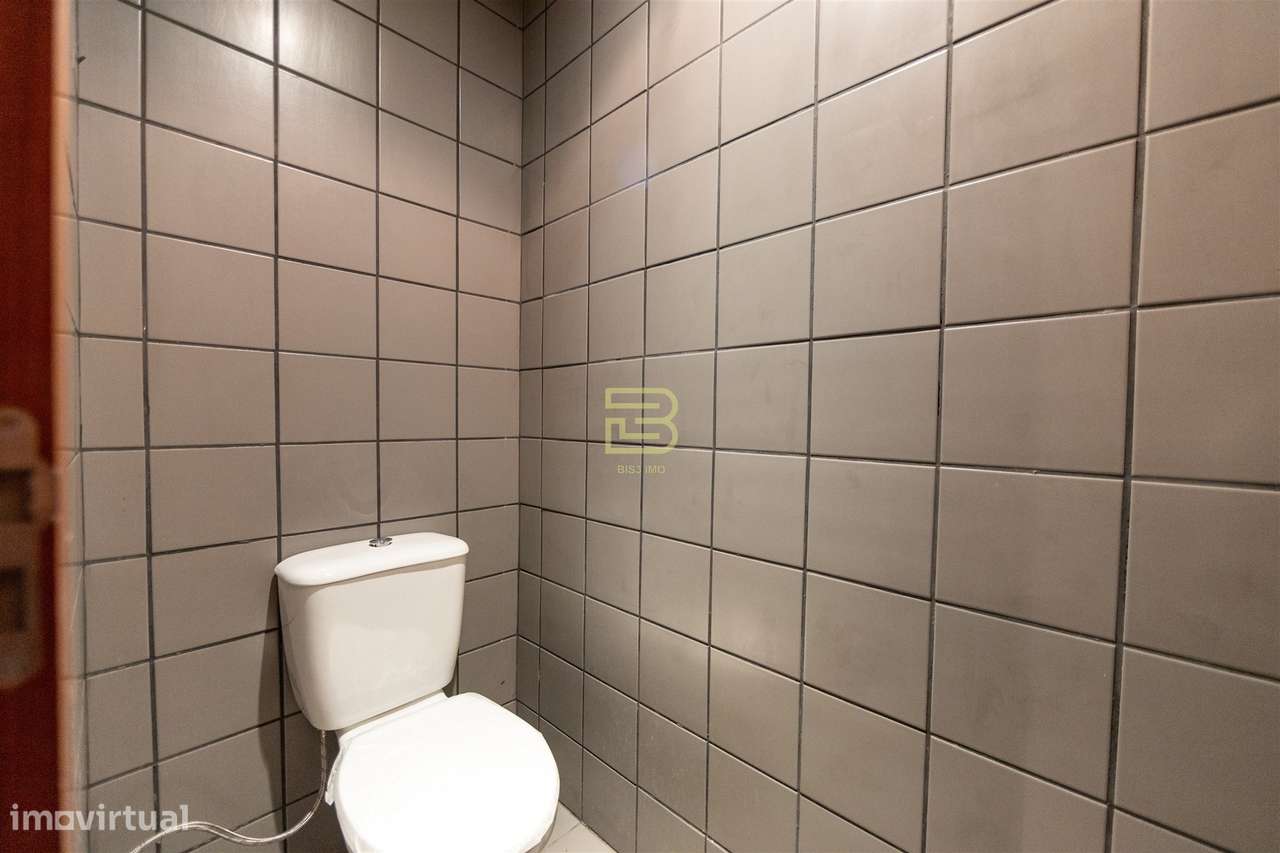 ARMAZÉM com 374m², para VENDA, na ZONA INDUSTRIAL de ERMESINDE-21