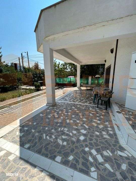 Povestea unei case la doar 200 m de valuri, cu piscina si terasa panor - Imagine principală: 2/19