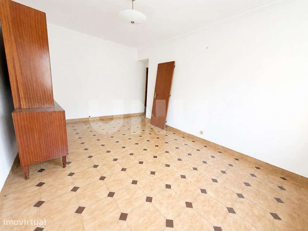 Apartamento T3 com Arrecadação e 2 WC- Torre da Marinha-11