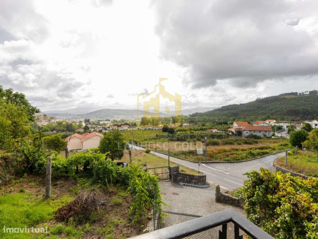 Moradia T6 em Lanhoso - Espaço, Conforto e Versatilidade-27