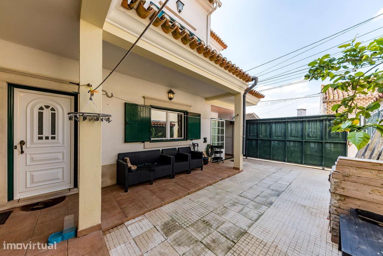 Moradia T4 | áreas generosas | espaço exterior | sótão-35
