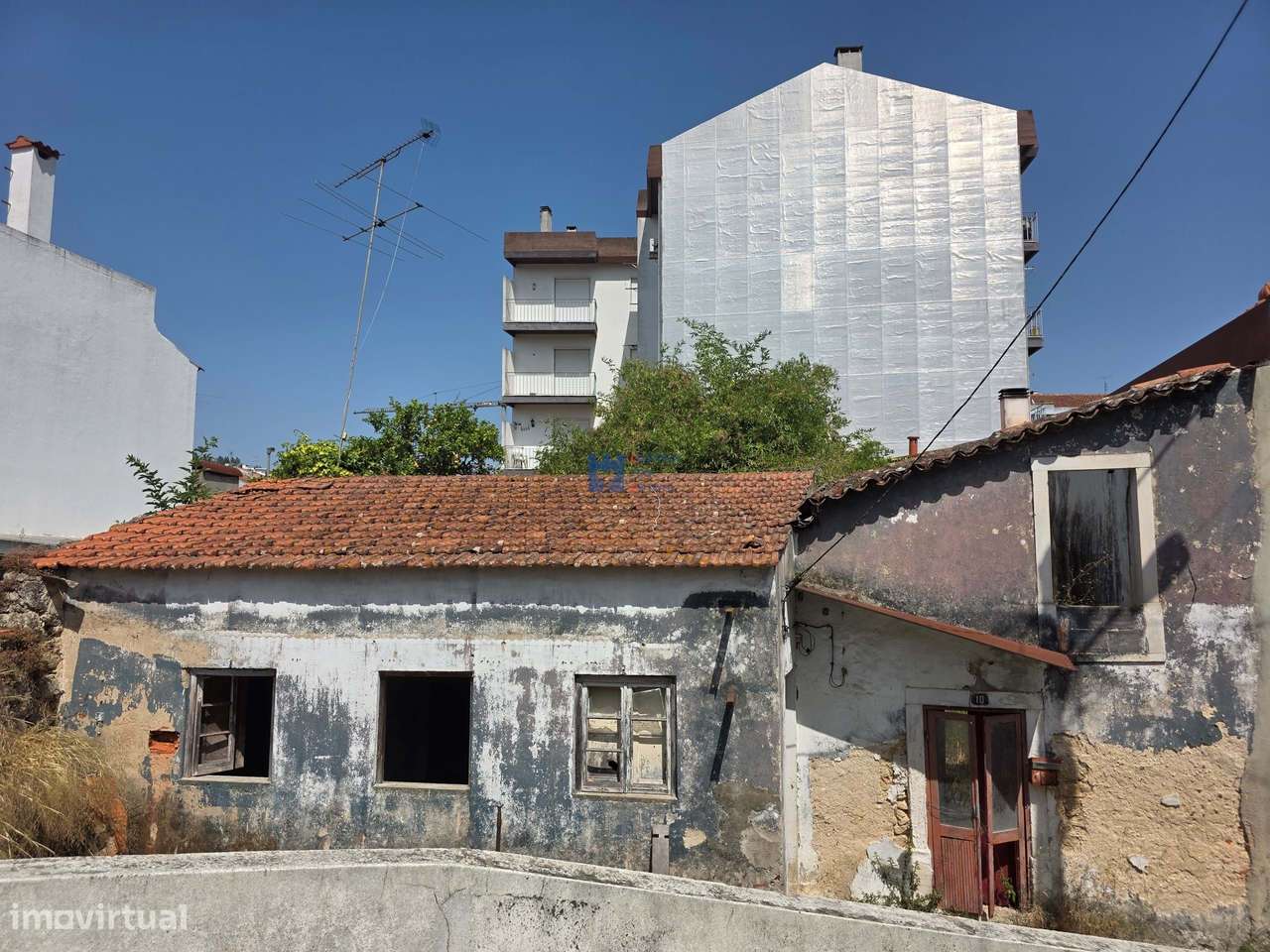 Moradia em ruina com logradouro Ourém-12