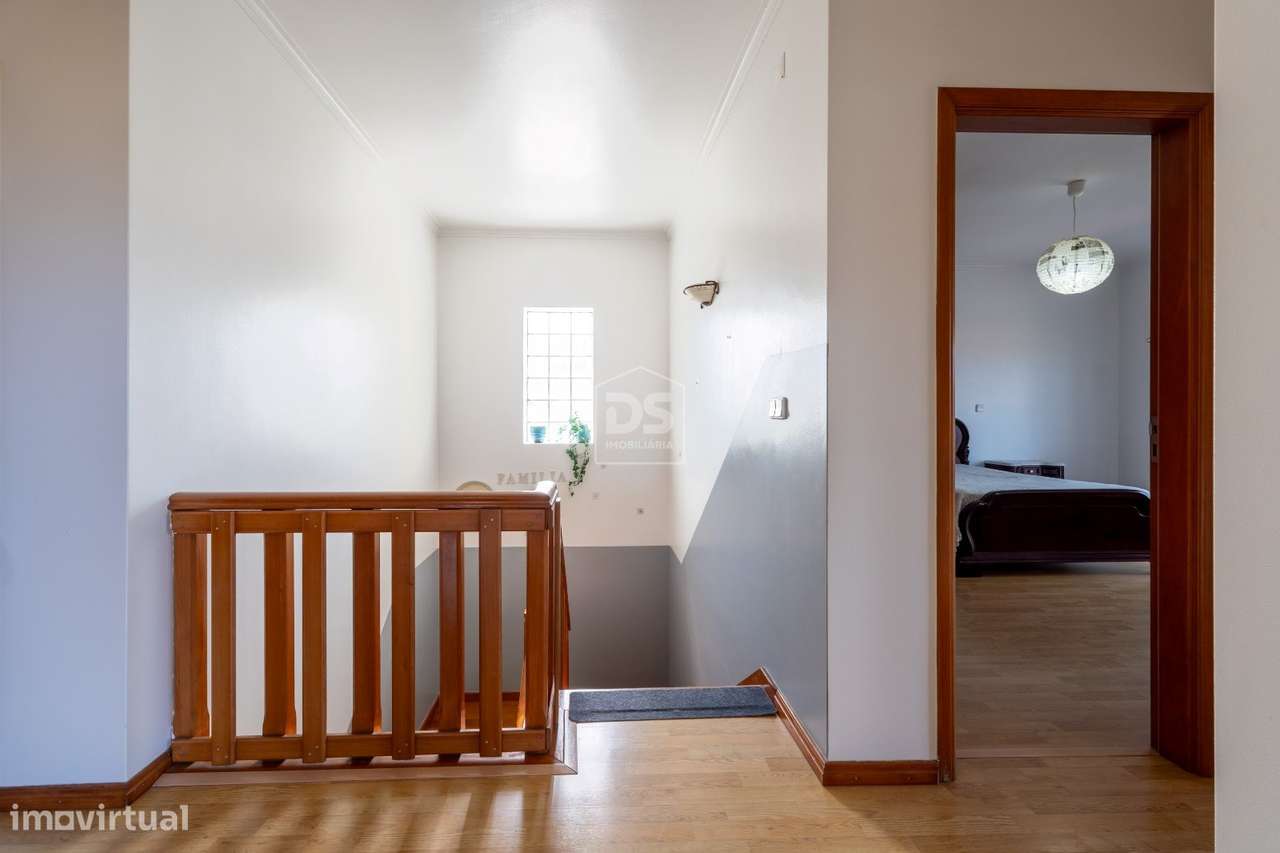 Moradia T5 geminada na Garcia, Marinha Grande-30