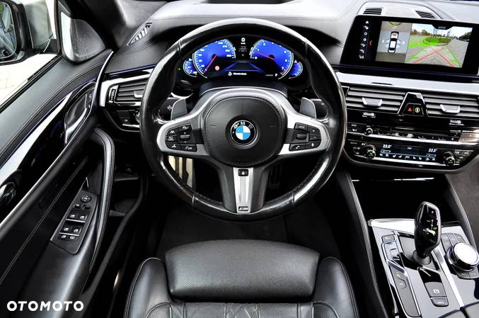 BMW Seria 5 M550i xDrive sport - 11