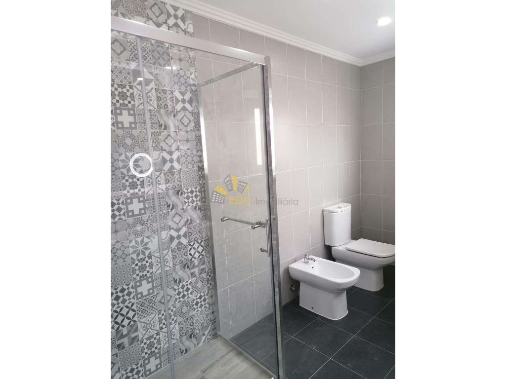 Moradia V3+1 Totalmente Remodelada no Centro da Ericeira e com vist...-29
