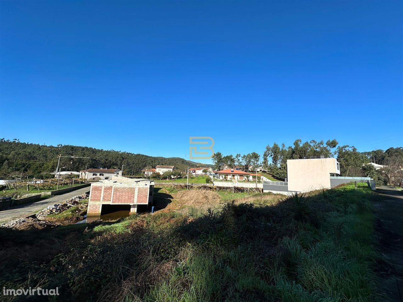 Lote de terreno com 266 M2, para construção de moradia 3 frentes.