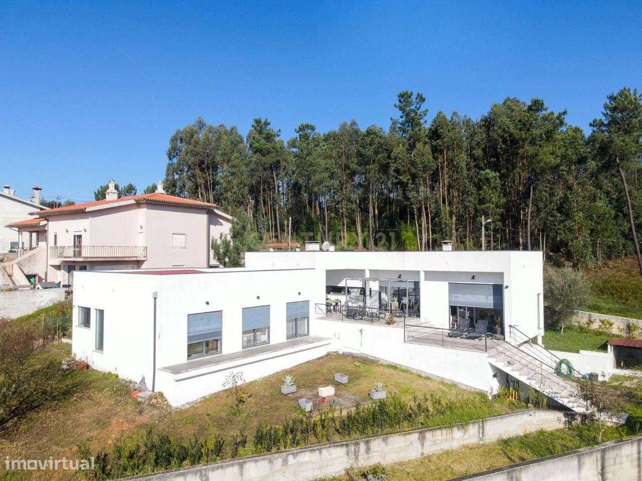 Moradia térrea T3+1 com linhas modernas,varandas,churrasco,jardim,gara-6