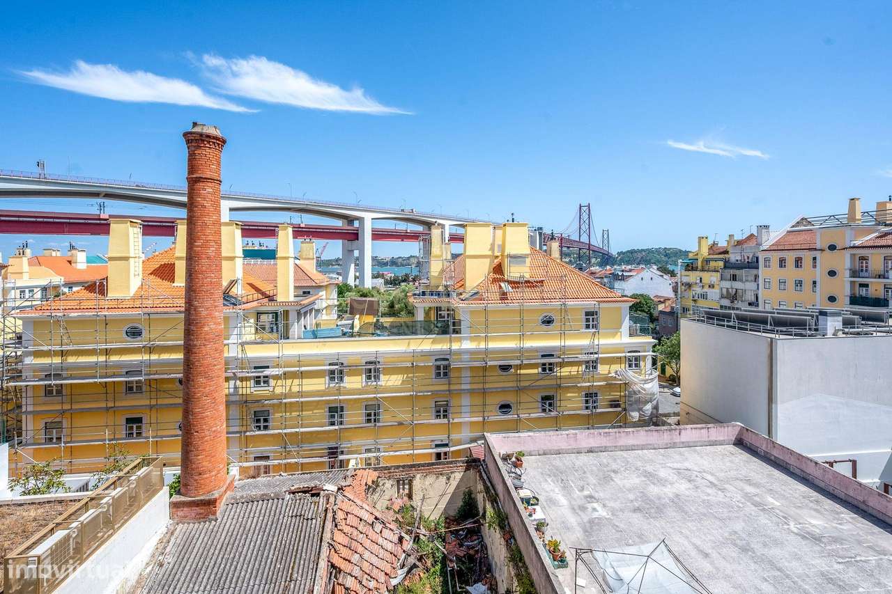 Prédio para Reabilitação Total ou Nova Construção – Alcântara-12