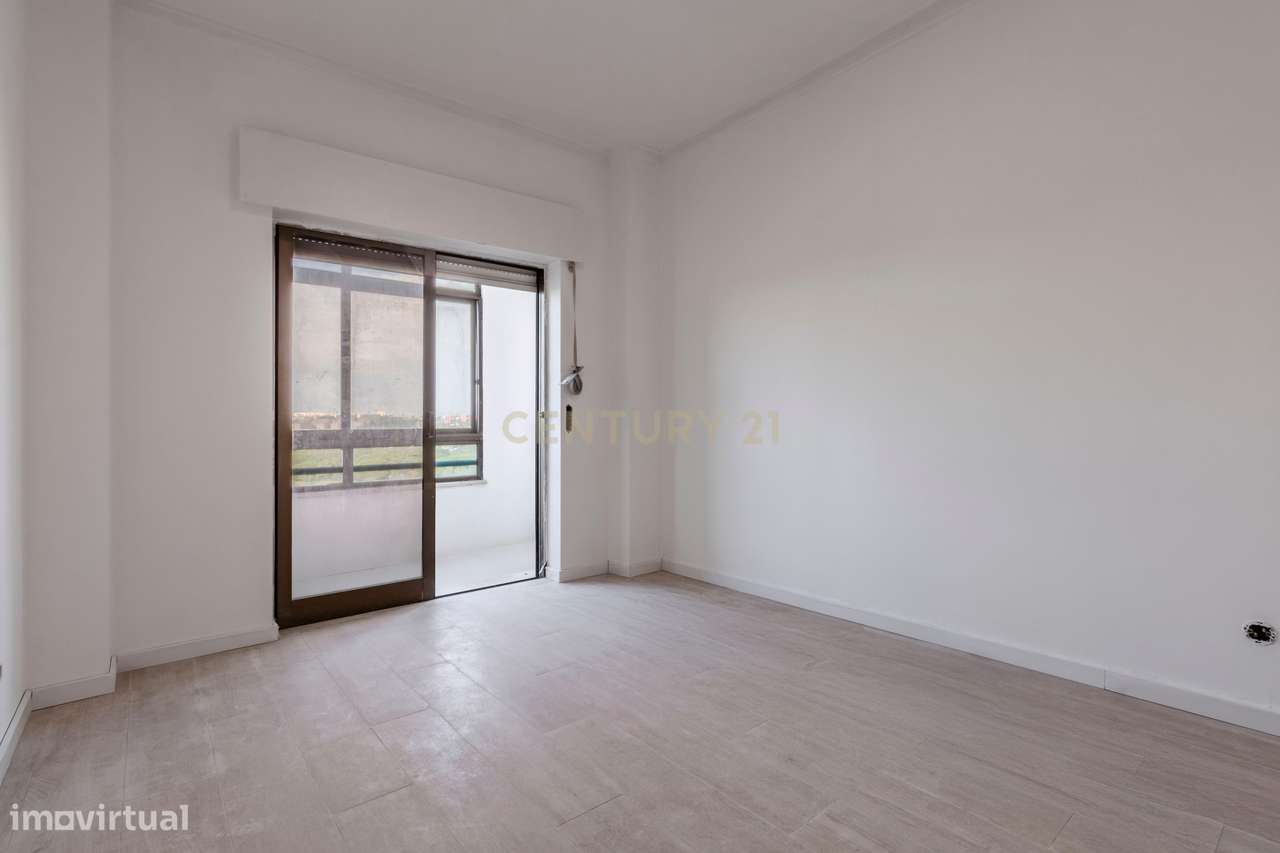 Apartamento T1 totalmente remodelado com 2 varandas,  Prédio com eleva-8