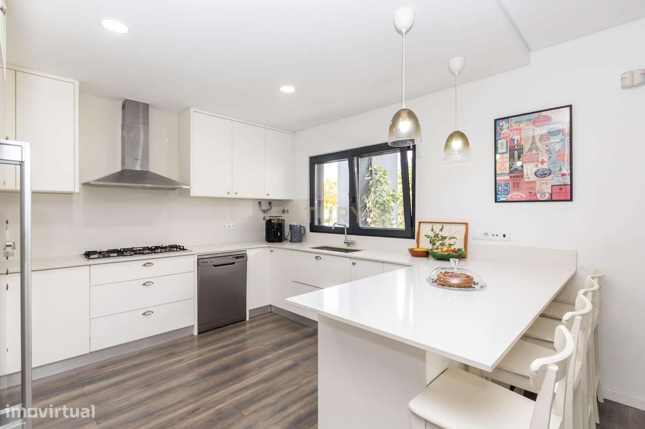 Moradia Isolada T4 de Prestígio – Bairro de São João, Sobreda-18