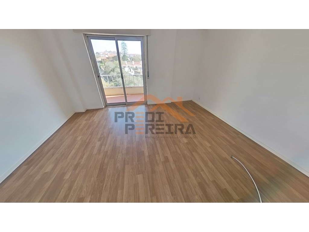 T3, remodelado ,com varanda, vista desafogada e excelente exposição... - Grande imagem: 5/34