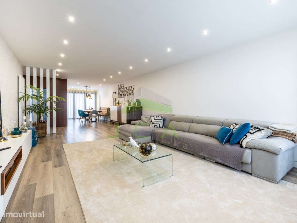 Apartamento T4 com terraço e piscina-13