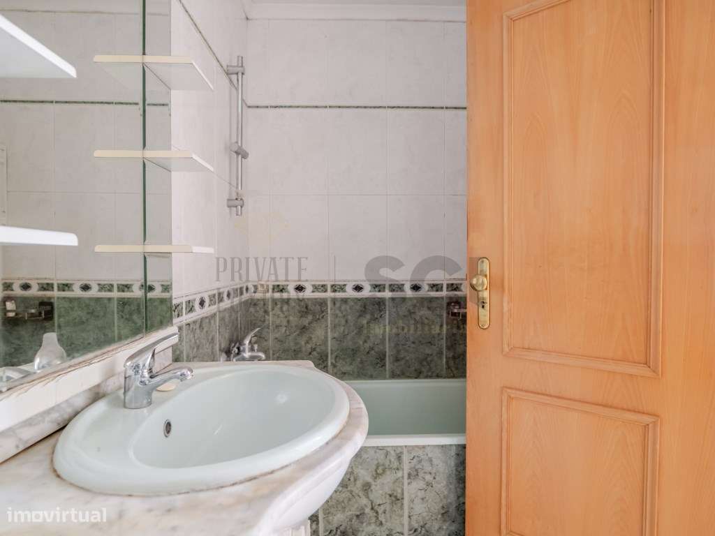 Apartamento T3 Parque da Paz Almada Arrecadação e Varandas-13