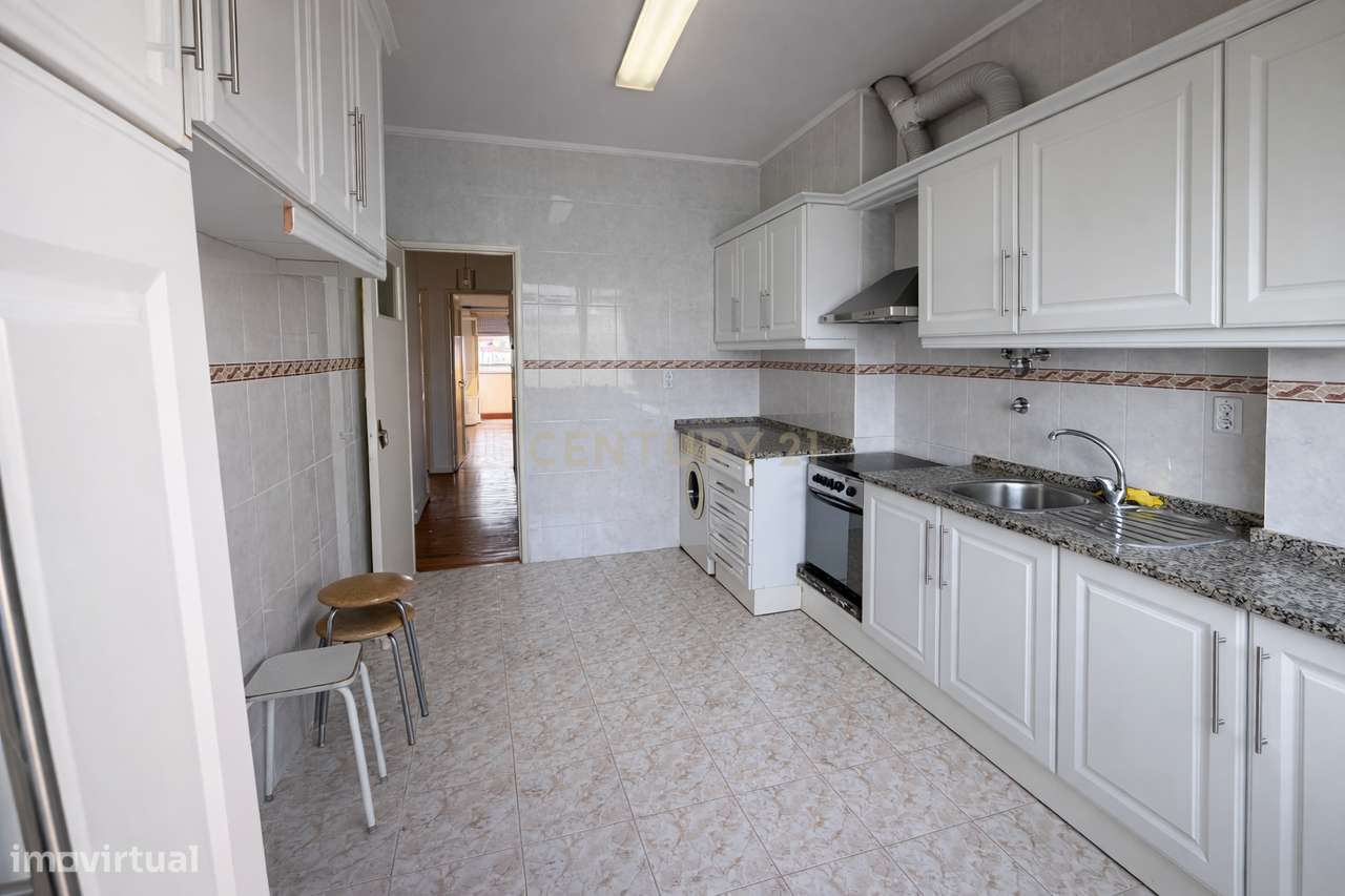 Apartamento T2 com Marquise e Excelente Potencial | Damaia de Cima – A - Grande imagem: 5/34