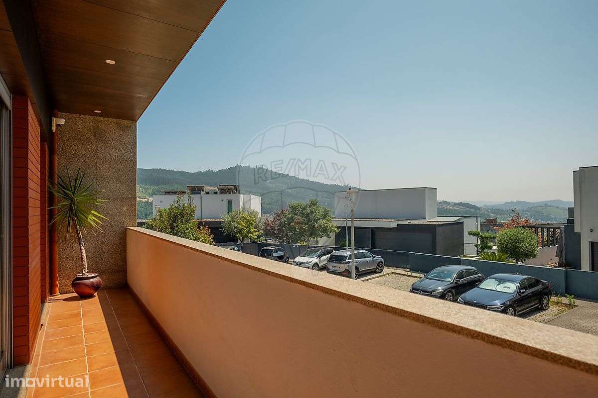 Moradia T3 Geminada em Azurém – Vista Deslumbrante para a Penha-28