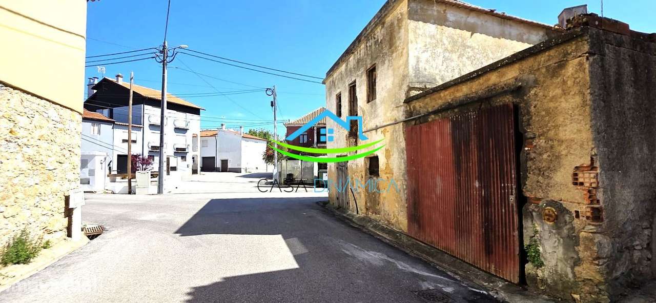 Moradia com garagem e quintal para recuperar-6