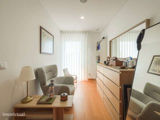 Moradia T4 de arquitetura moderna localizada em Aradas-25
