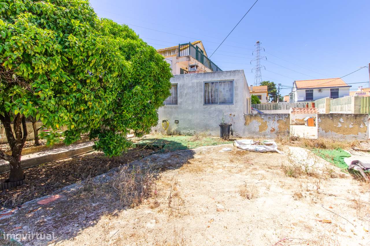 Quinta do Conde - Moradia isolada inserida em terreno de 646m²-9
