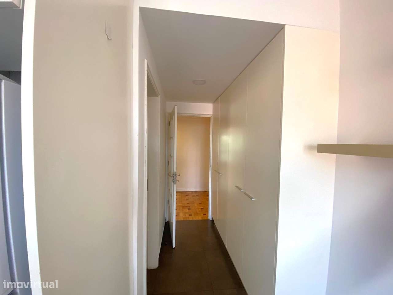 Apartamento T4 c/ varanda renovado à Av. da Boavista-29