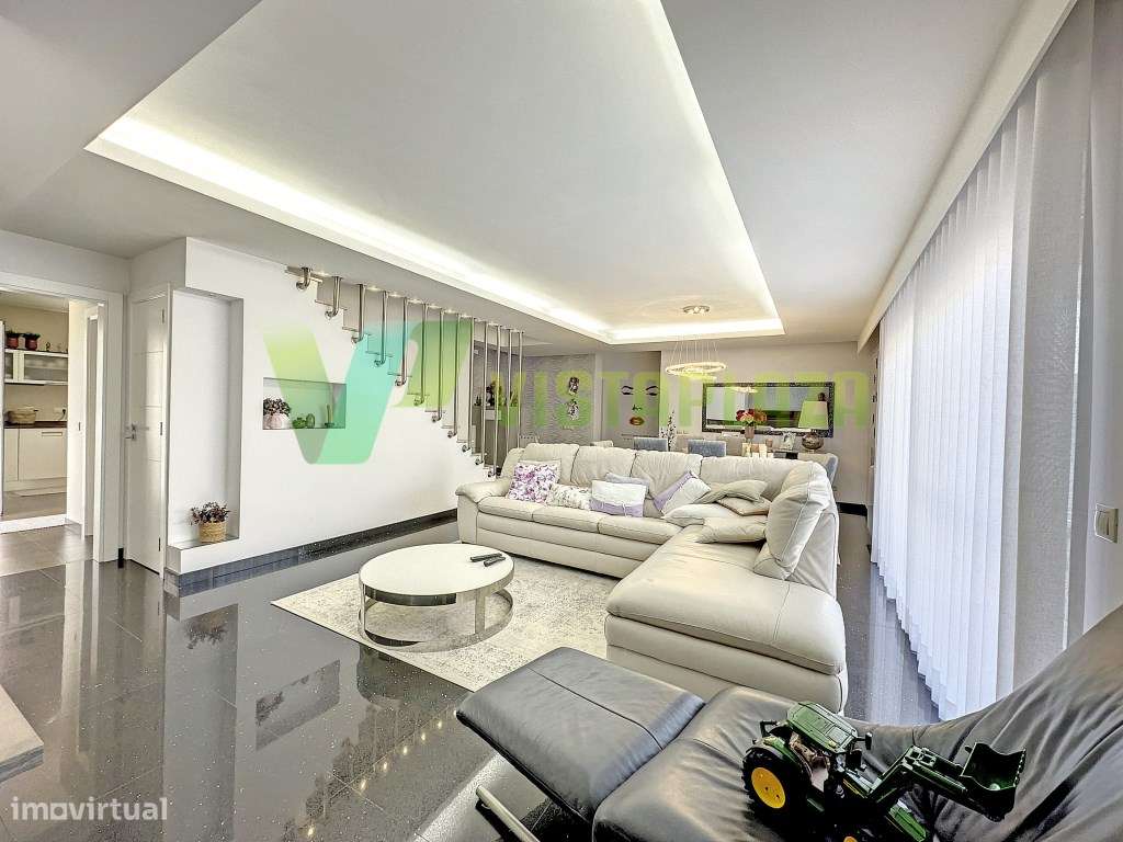 Fantástica Moradia M4+2 com Piscina na Bela Vista, Lagoa - Grande imagem: 4/37