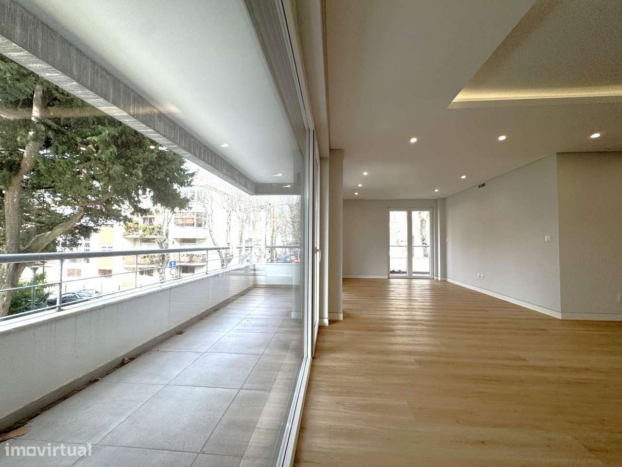 Apartamento T3 novo com estacionamento no centro de Carcavelos-5