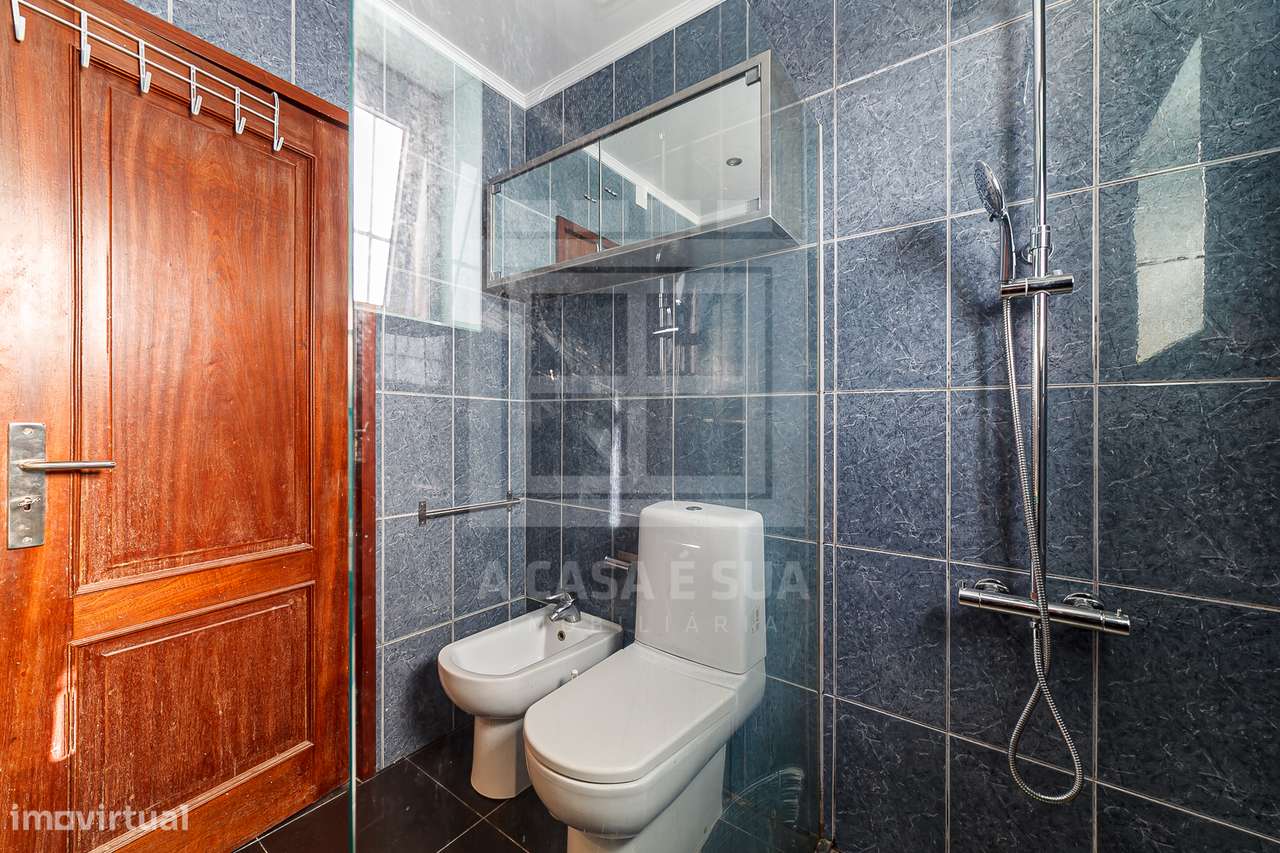 Apartamento T2 renovado em Mafamude no centro de Gaia-4