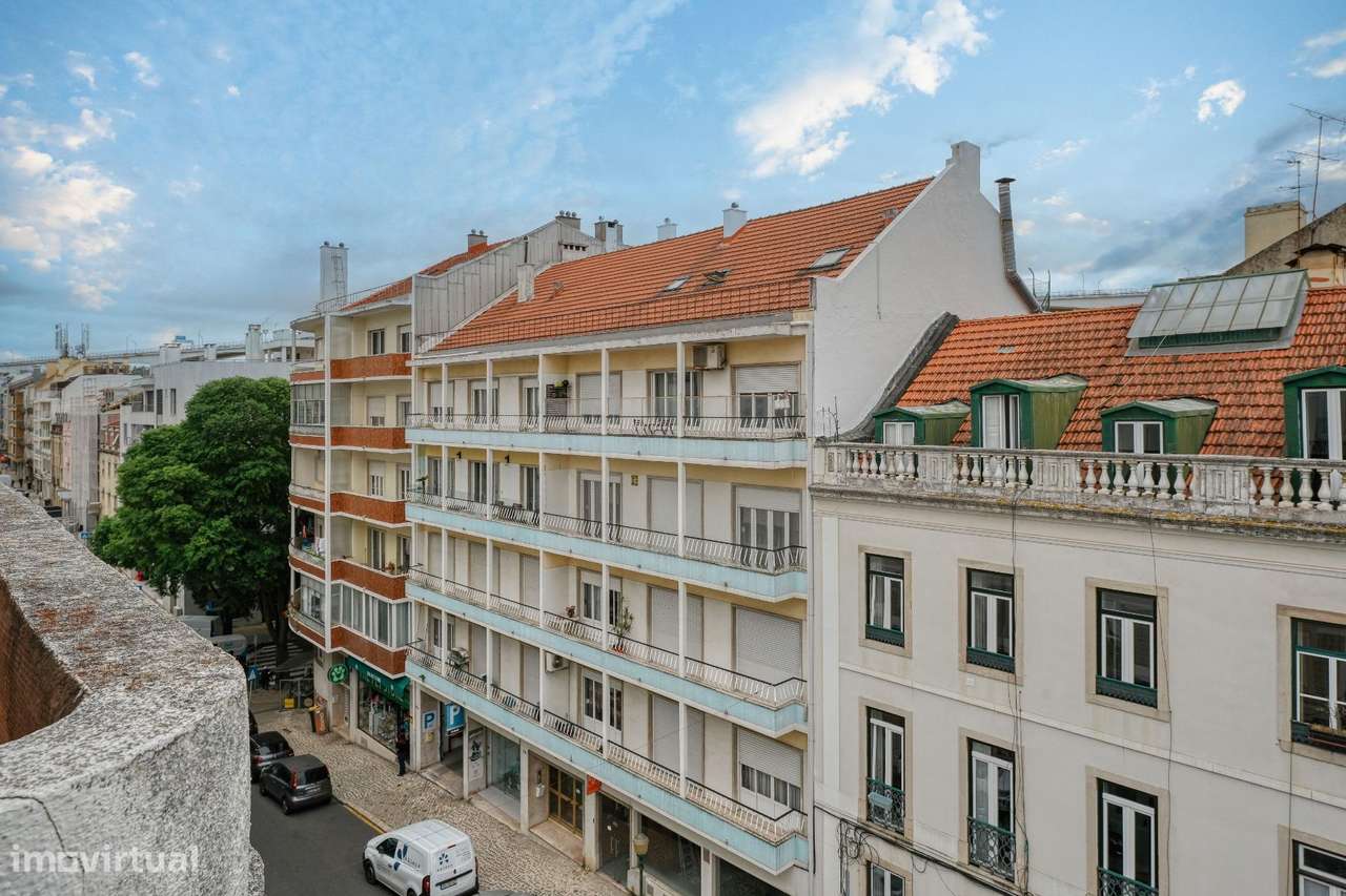 Apartamento T2 Renovado no Último Andar em Alcântara-18