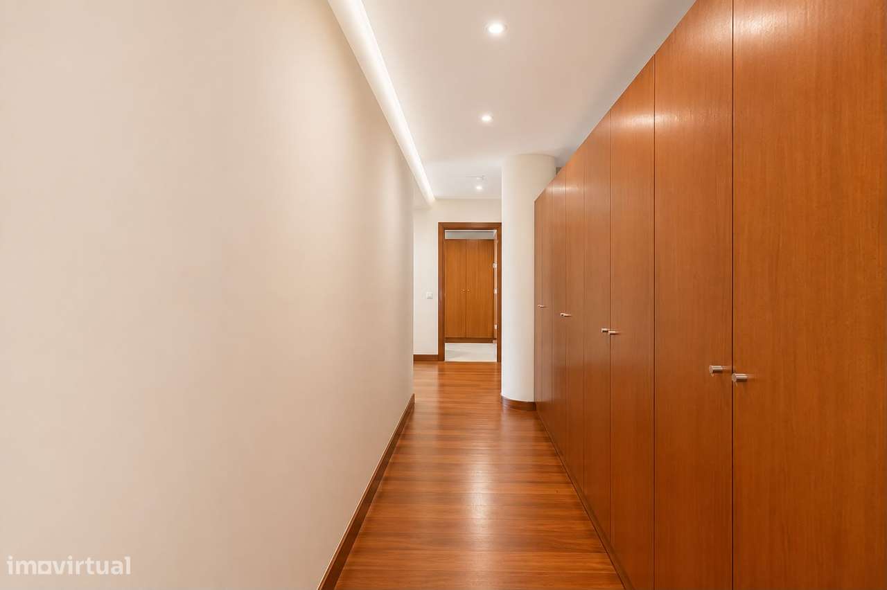Apartamento T5 com 4 casas de banho e garagem-14