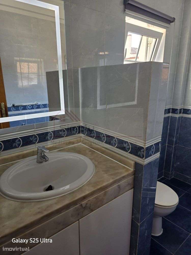 Moradia T4 com piscina e 900 m² de terreno na Quinta da Serralheira,-36