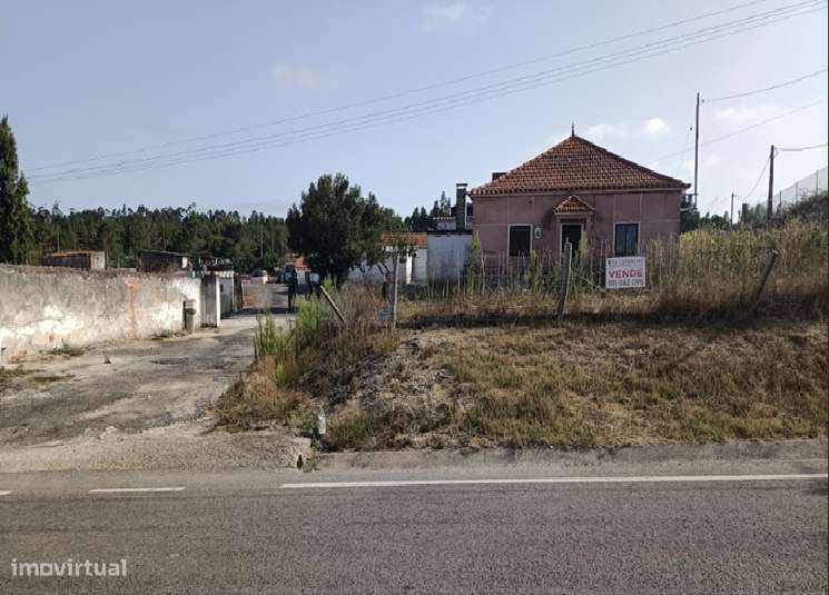 Moradia/quintinha T4 Isolada com Terraço e Garagem-0