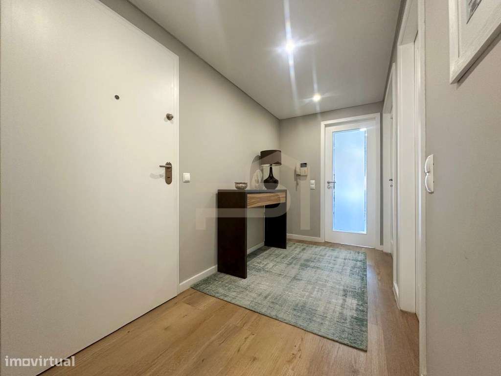 Vende-se Apartamento T3 renovado, junto ao metro do ISMAI - Grande imagem: 3/26
