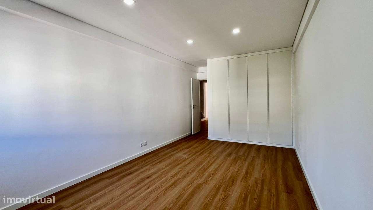 Apartamento T3+1 Duplex | 154 m² | Totalmente Remodelado | Queluz-6